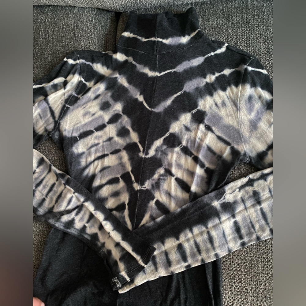 Worn once free people lightweight tie die turtleneck